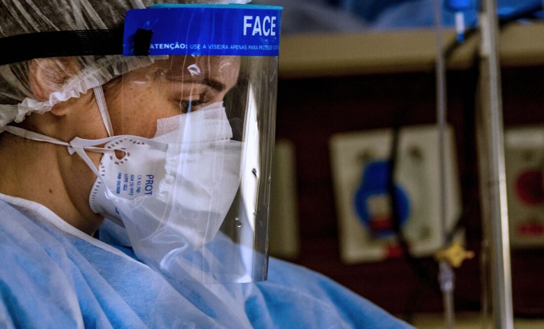 A doctor treats a patient infected with the novel coronavirus COVID-19 – Photo: Silvio Ávila/AFP