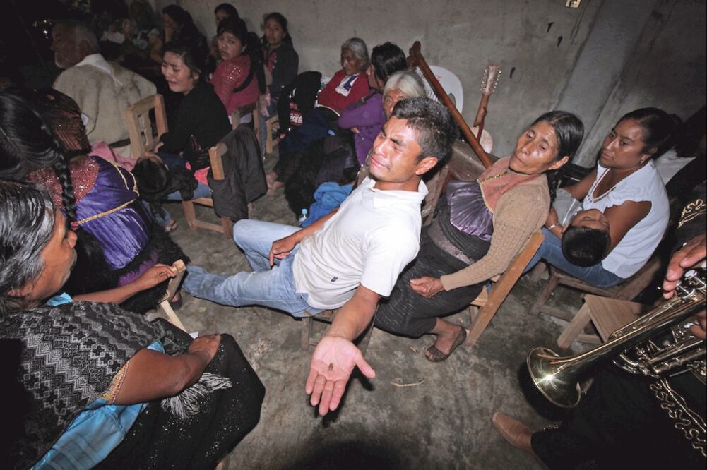 Armando, hijo del edil, muestra la bala que, dice, fue con la que le dieron el ti ro de gracia a su padre. Cuenta que halló su cuerpo tendido al palacio de gobierno (FREDY MARTÍN. EL UNIVERSAL)