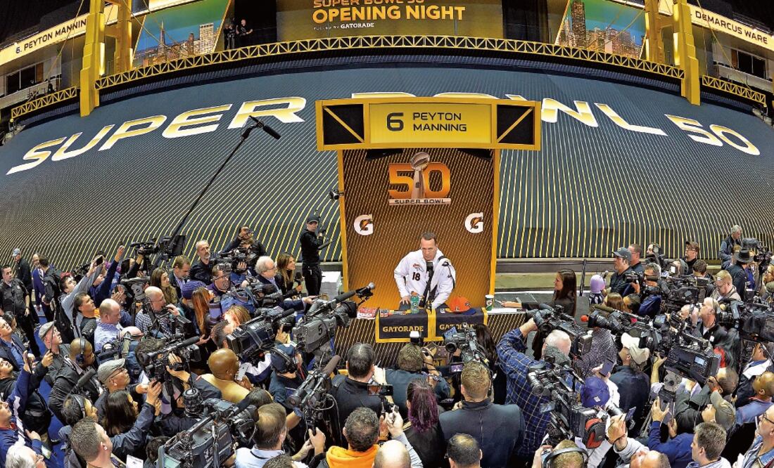 Peyton fue muy asediado por los medios en lo que fue su cuarto “Media Day” y en el que reconoció las grandes habilidades de su antagonista Cam Newton (KIRBY LEE. USA TODAY SPORTS)