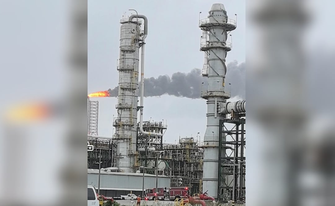 Reportan emergencia en la refinería Olmeca de Dos Bocas, Tabasco; columna de humo genera alarma.
Foto: Especial.