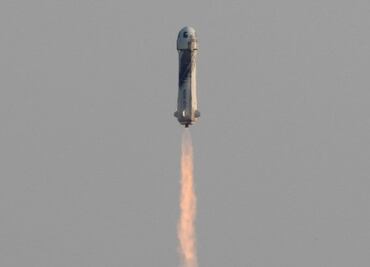 Jeff Bezos: qué es la línea Kármán, el límite del espacio que cruzó el fundador de Amazon