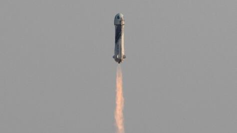 Jeff Bezos: qué es la línea Kármán, el límite del espacio que cruzó el fundador de Amazon