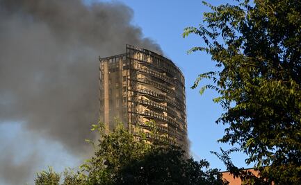 Incendio devora fachada de un edificio de 20 pisos en Milán