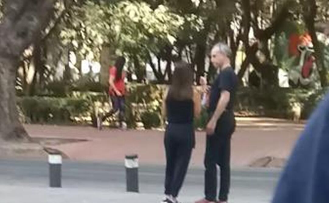 El subsecretario Hugo López-Gatell durante un paseo por la Condesa cuando todavía era contagioso a Covid-19. Foto: Especial 