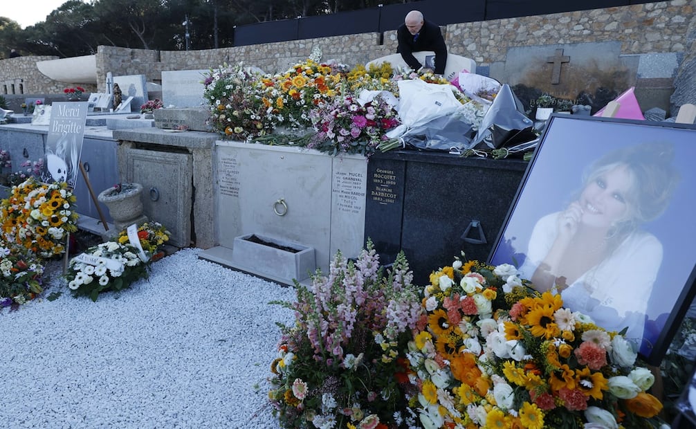 Cientos de flores y fotografías adornaron la última morada de la actriz francesa. Foto: EFE