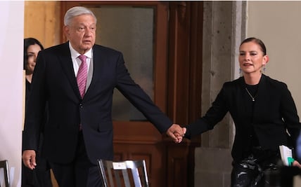 AMLO es acompañado por Beatriz Gutiérrez Müller en la mañanera para despedirse