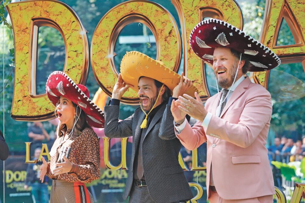 A Isabela Moner, Eugenio Derbez y el director James Bobin los sorprendieron con unos sombreros de mariachi. Fotos/BERENICE FREGOSO. EL UNIVERSAL