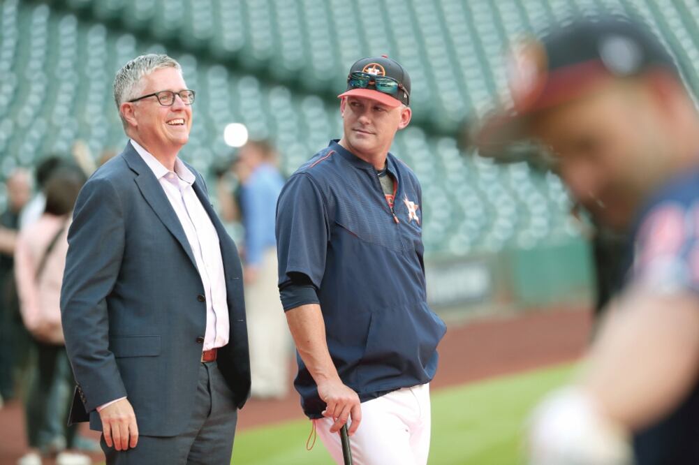 Luhnow (izq.) llevará a los Astros a Monterrey en mayo próximo, en juego de temporada regular. Foto: CORTESÍA ASTROS DE HOUSTON