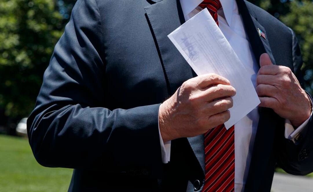 Donald Trump muestra el supuesto "acuerdo secreto" entre EU y México (Foto: AP)