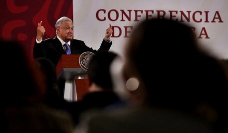AMLO va por 5 mil antenas para internet de CFE; busca llegar al 80% de la población