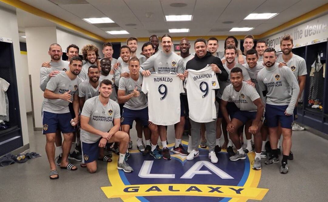 Twitter (@LAGalaxy_Es) El jugador brasileño fue para intercambiar una playera con Zlatan Ibrahimovic el nuevo refuerzo del Galaxy.