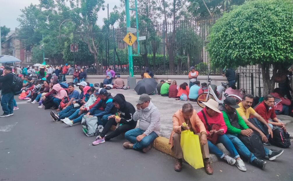 Maestros de la sección 22 en espera del fin de la reunión con Segob. Foto: Especial