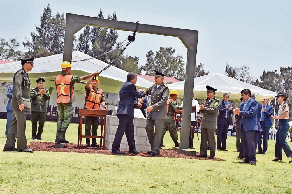 A la ceremonia de colocación de la primera piedra del cuartel, en el que habitarán los integrantes de cuatro batallones, asistió el gobernador Miguel Márquez Márquez y el general Salvador Cienfuegos (CORTESÍA SEDENA)