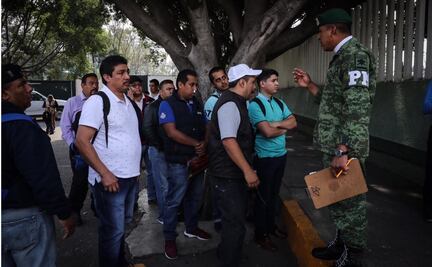 Entre la oportunidad y la duda, choferes acuden a convocatoria de AMLO