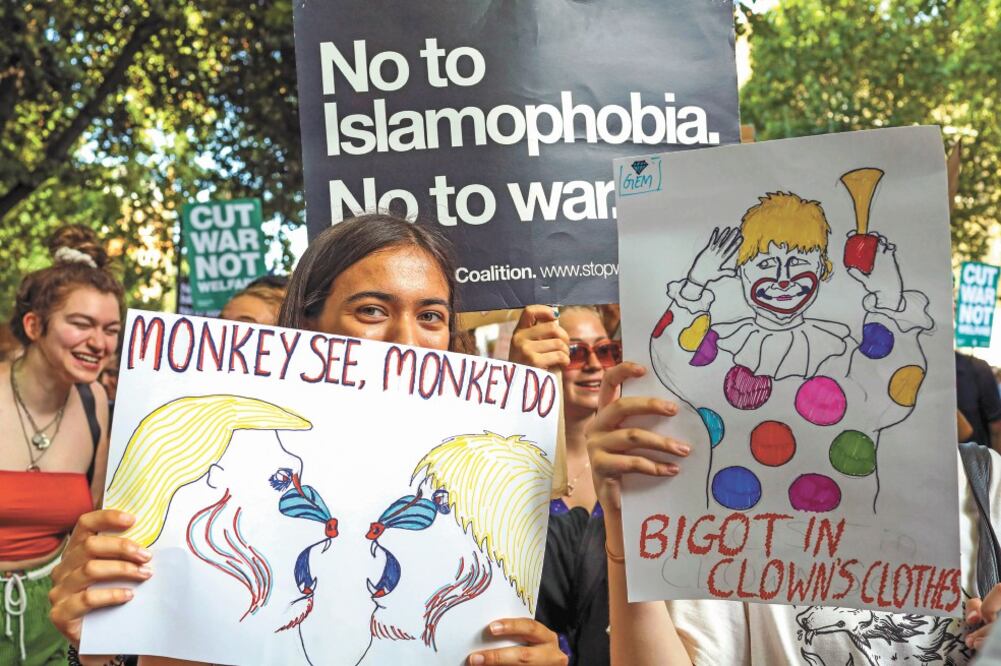 Jóvenes británicos se manifestaron ayer contra el nuevo premier Boris Johnson, en Londres. Foto: VUDI XHYMSHITI. AP