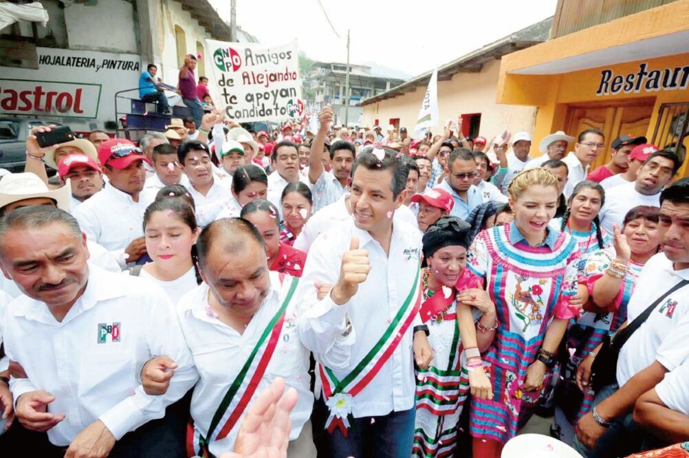 Alejandro Murat Hinojosa, abanderado de la alianza PRI-PVEM-Panal, hizo un recorrido, casa por casa, en el municipio de Huautla de Jiménez para pedir el voto de los habitantes (ESPECIAL)