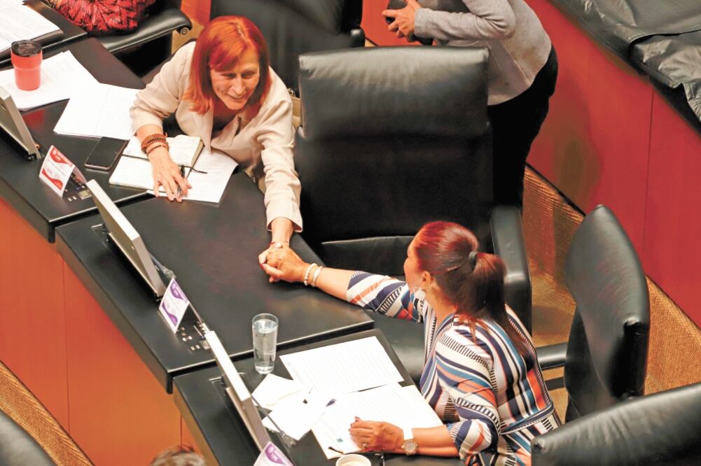 La senadora Tatiana Clouthier (izq.) ayer en la sesión de la Comisión Permanente, en la sede del Senado. Foto: BERENICE FREGOSO. EL UNIVERSAL