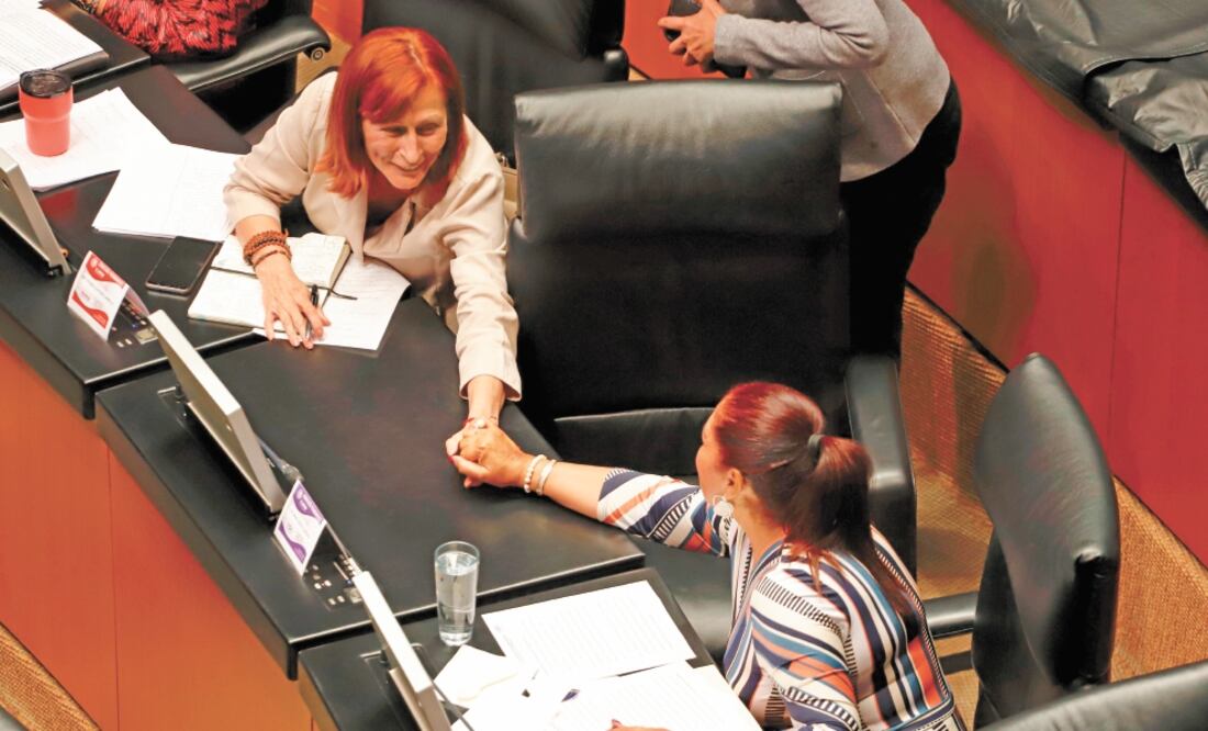 La senadora Tatiana Clouthier (izq.) ayer en la sesión de la Comisión Permanente, en la sede del Senado. Foto: BERENICE FREGOSO. EL UNIVERSAL