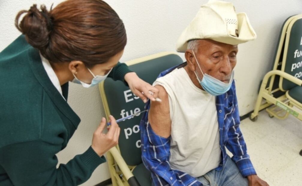 Inicia en los estados vacunación de adultos mayores contra Covid-19