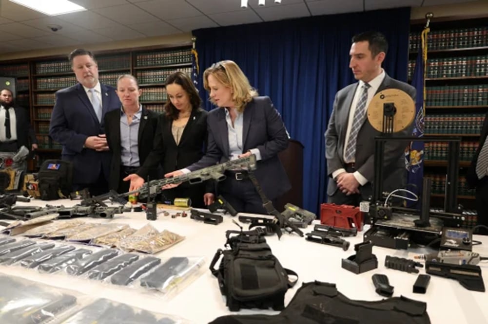 La fiscal del distrito de Queens, Melinda Katz, muestra las armas incautadas en una vivienda en Nueva York. Dos hermanos están acusados de tener una "lista de blancos". FOTO: FISCALÍA DE DISTRITO DE QUEENS