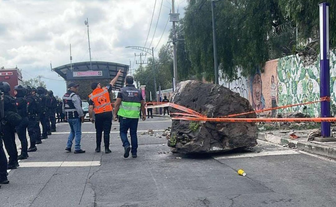 Cae roca de 2 toneladas en inmediaciones de la estación Hospital Infantil La Villa del Metrobús (27/07/2025). Foto: Especial