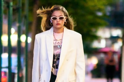 Gigi Hadid se pasea con una bolsa hecha por reclusos mexicanos