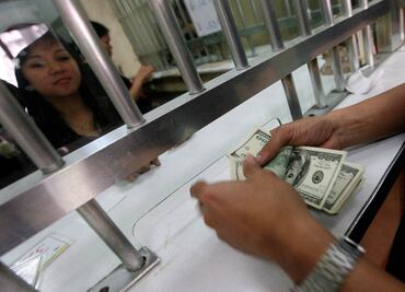 Dólar cierra en $16.10; sube 12 centavos