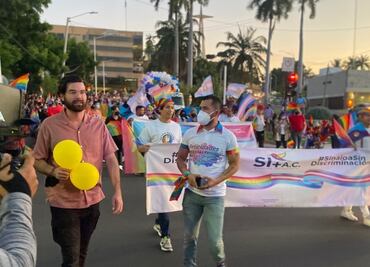 Con desfile, comunidad LGBT festeja aprobación del matrimonio igualitario en Sinaloa