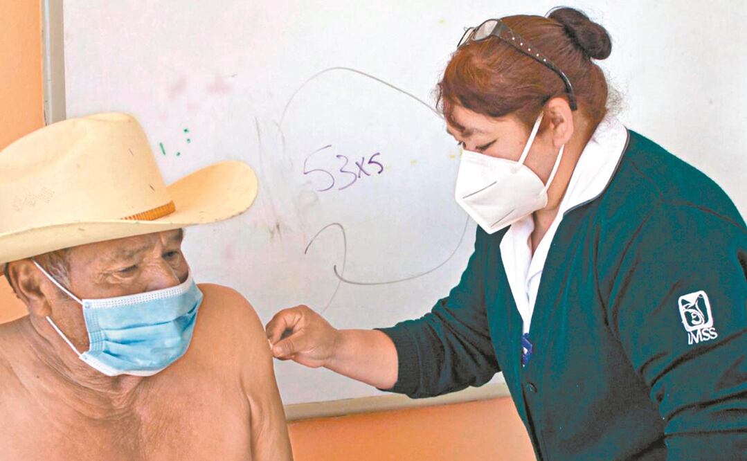 Hace 2 días inició la aplicación de la vacuna a adultos mayores. Foto: Especial