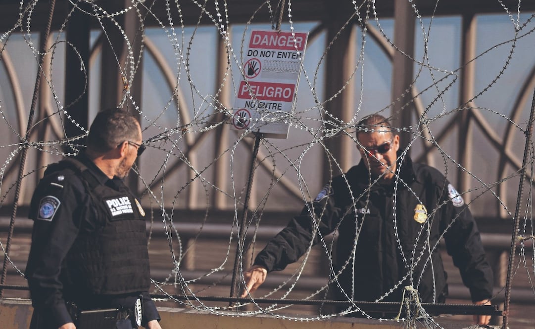 Oficiales de Aduanas y Protección Fronteriza de EU al realizar el viernes un ejercicio de entrenamiento de fuerza de campo móvil en el puente internacional Paso del Norte-Santa Fe. Foto: de HERIKA MARTINEZ. AFP