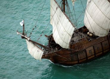 Navega en un barco del siglo XVI