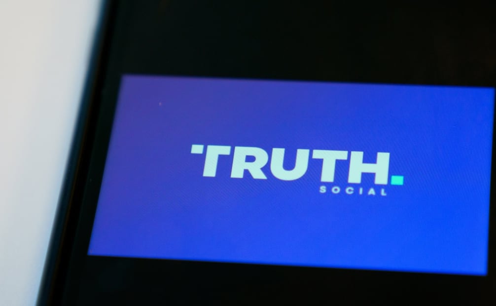 Trump Media, empresa matriz de Truth Social, busca ampliar su negocio con servicios dirigidos a inversionistas que requieren recibir publicaciones en tiempo real. Foto: EFE