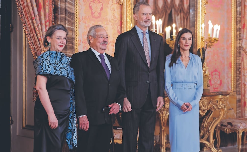 El escritor Gonzalo Celorio, acompañado de su esposa, Silvia Garza, junto a los reyes Felipe VI y Letizia, antes del almuerzo en honor al mexicano en el Palacio Real de Madrid. Foto: EFE/Mariscal