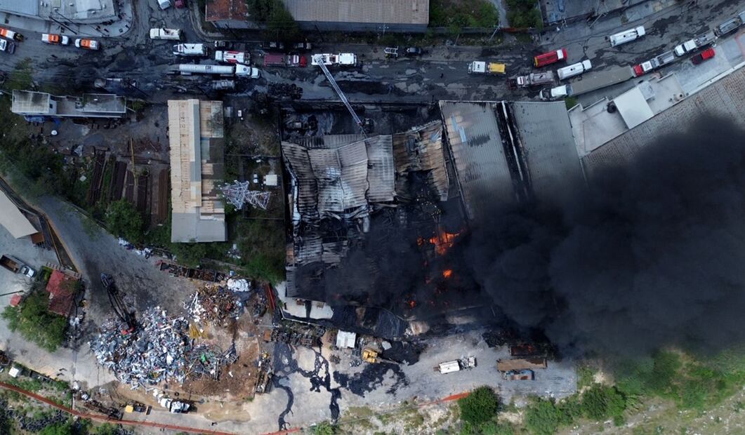 Bomberos combaten un incendio en una empresa de químicos en Escobedo, Nuevo León, el miércoles 10 de septiembre de 2025. Foto: especial