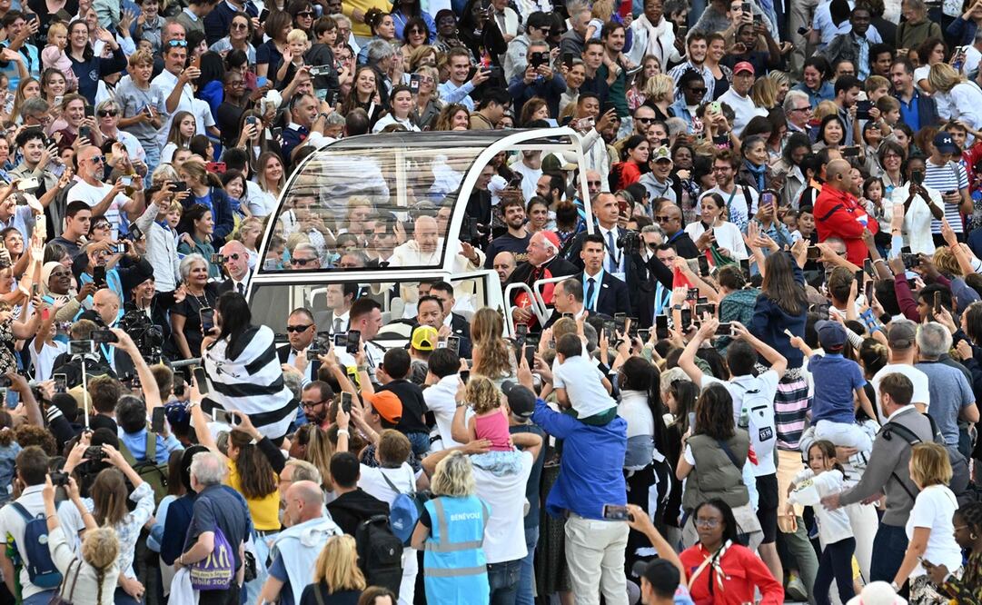 El papa Francisco saluda cuando llega para oficiar una misa en el estadio Velódromo, en la ciudad portuaria sureña de Marsella, el 23 de septiembre de 2023. Foto: AFP