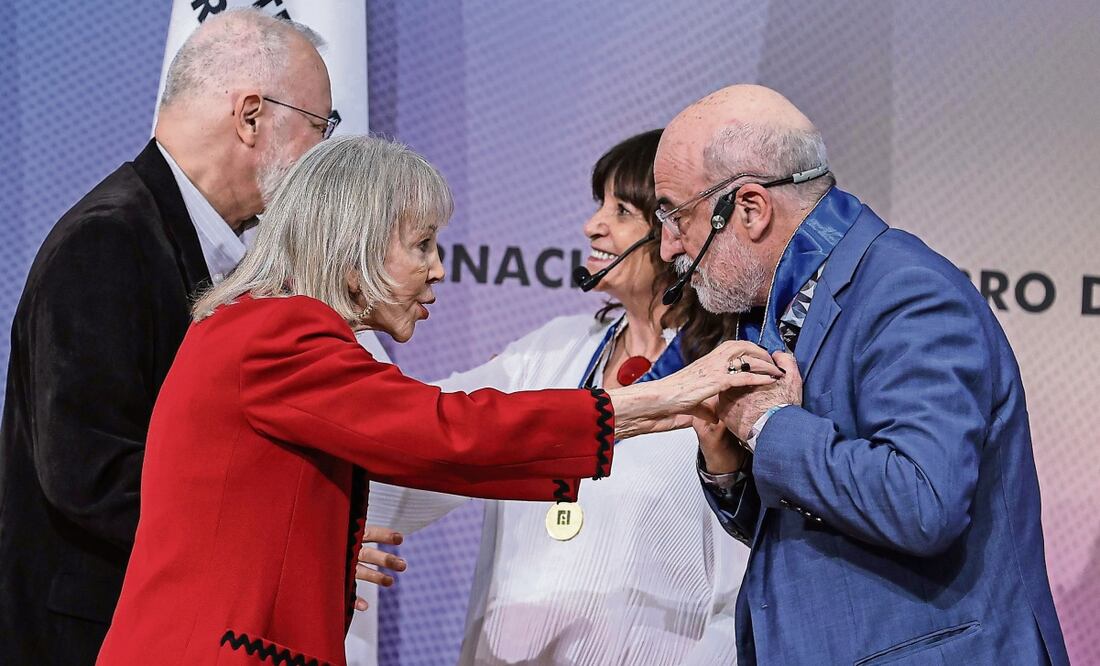 Silvia Lemus y José Trinidad Padilla saludan a los escritores españoles Fernando Aramburu y Rosa Montero. Foto: Gabriel Pano / EL UNIVERSAL