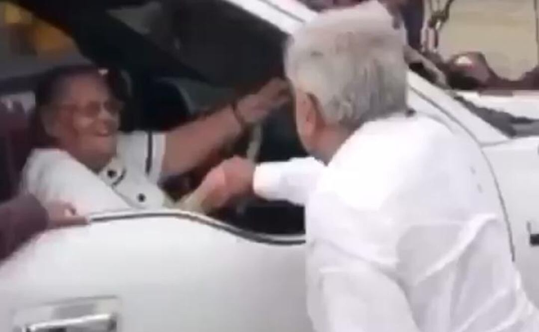 Así fue la vez que AMLO saludó a la madre del Chapo Guzmán