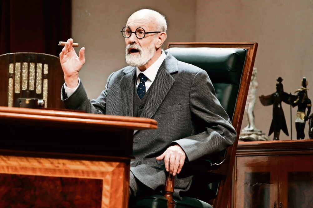 Luis de Tavira en el papel del psicoanalista Sigmund Freud. FOTO: AGUSTÍN SALINAS. EL UNIVERSAL
