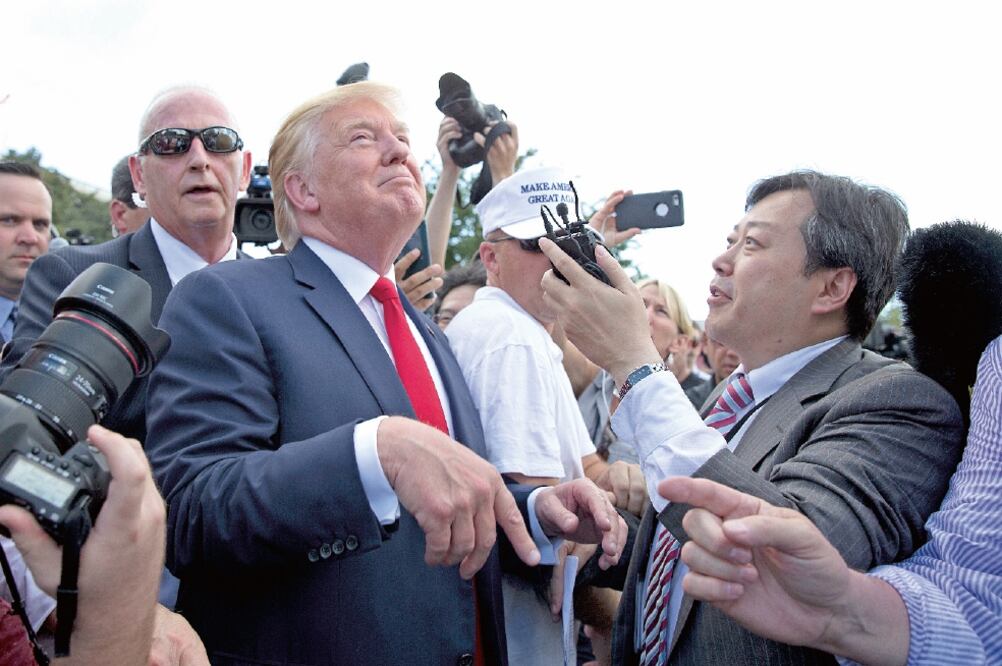 Donald Trump se abre paso entre la prensa, ayudado por su equipo de seguridad, durante una manifestación organizada por el Tea Party frente al Capitolio, en Washington, en protesta contra el acuerdo nuclear con Irán (CAROLYN KASTER. AP)