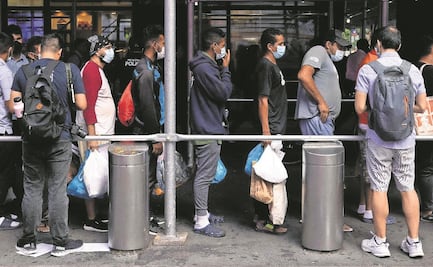 Llegan a NY migrantes enviados por Abbott