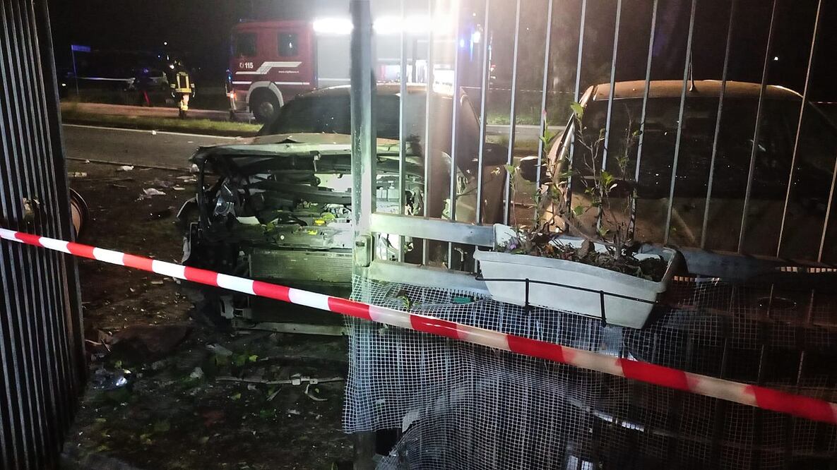 Esta imagen, publicada por el periodista de investigación Sigfrido Ranucci, muestra su automóvil destruido (izquierda) afuera de su casa después de que un artefacto explosivo detonara debajo de él, en Pomezia, cerca de Roma, Italia. Foto: AP