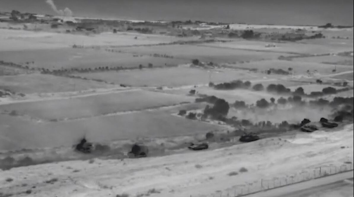 Esta captura de pantalla tomada de imágenes publicadas por el ejército israelí el 26 de octubre de 2023 muestra una "incursión selectiva" en el norte de Gaza con tanques e infantería. Foto: AFP