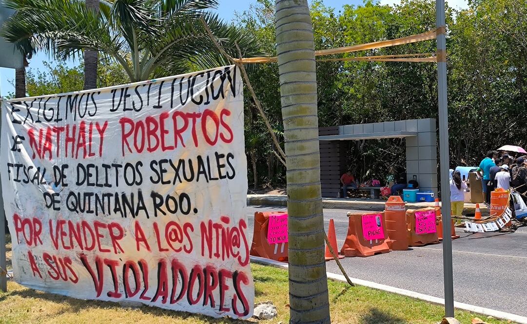 Madres Buscadoras bloquean parcialmente acceso a zona hotelera de Cancún. Foto: Especial