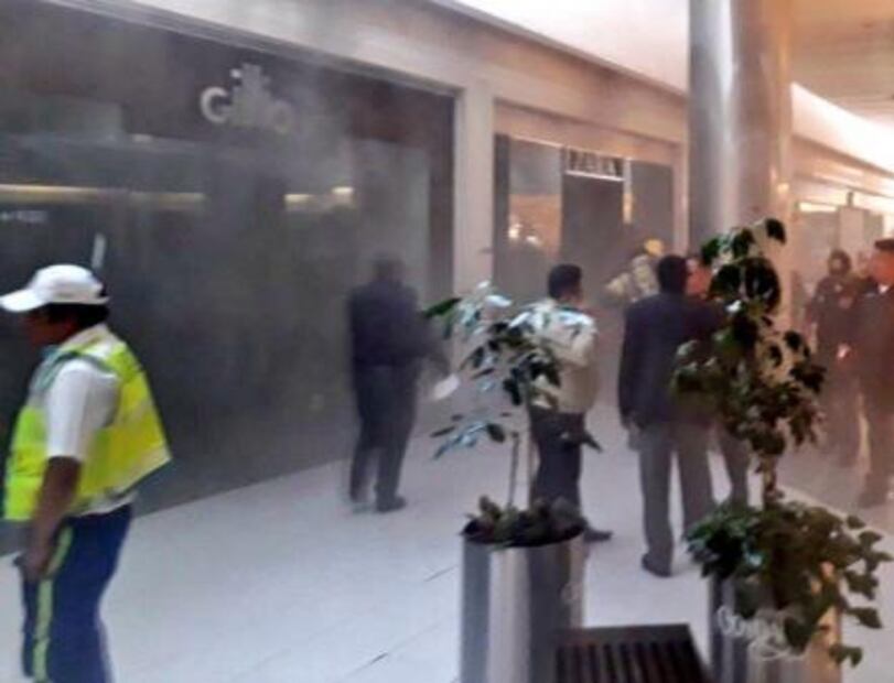 Desalojan a más de mil 500 personas por incendio en plaza de Coyoacán