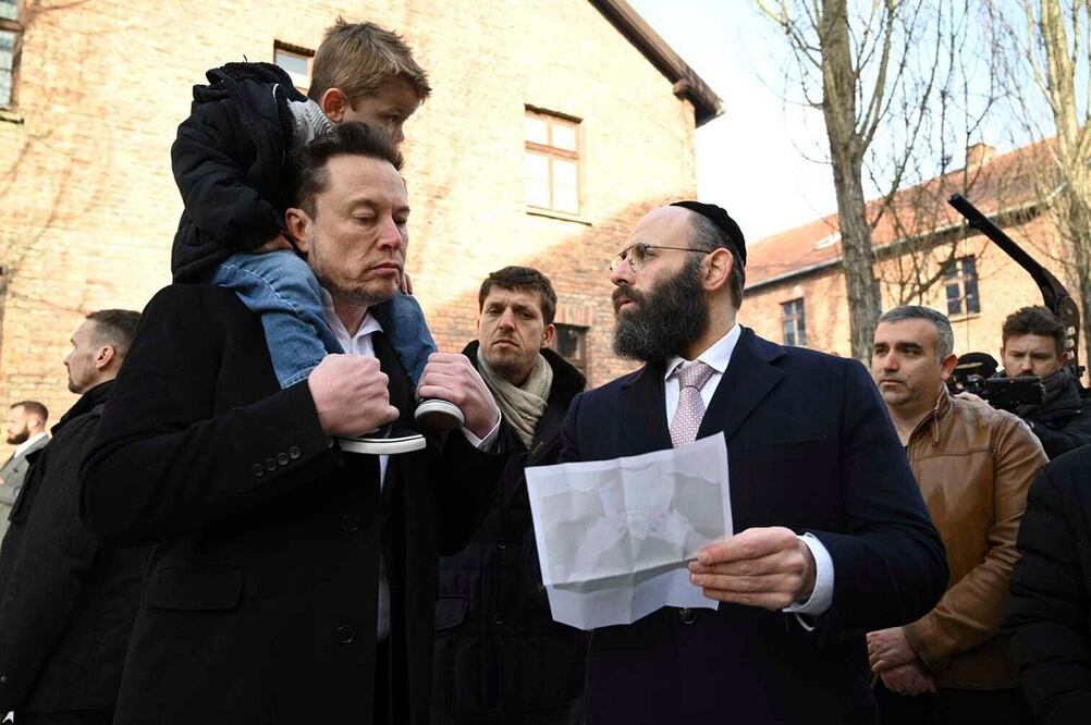 Elon Musk, consejero delegado de Tesla y SpaceX, visita el campo de exterminio nazi alemán de Auschwitz-Birkenau en Oswiecim, Polonia. FOTO: AP