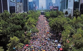 Marcha del Orgullo LGBT se apodera del Paseo de la Reforma y del Zócalo