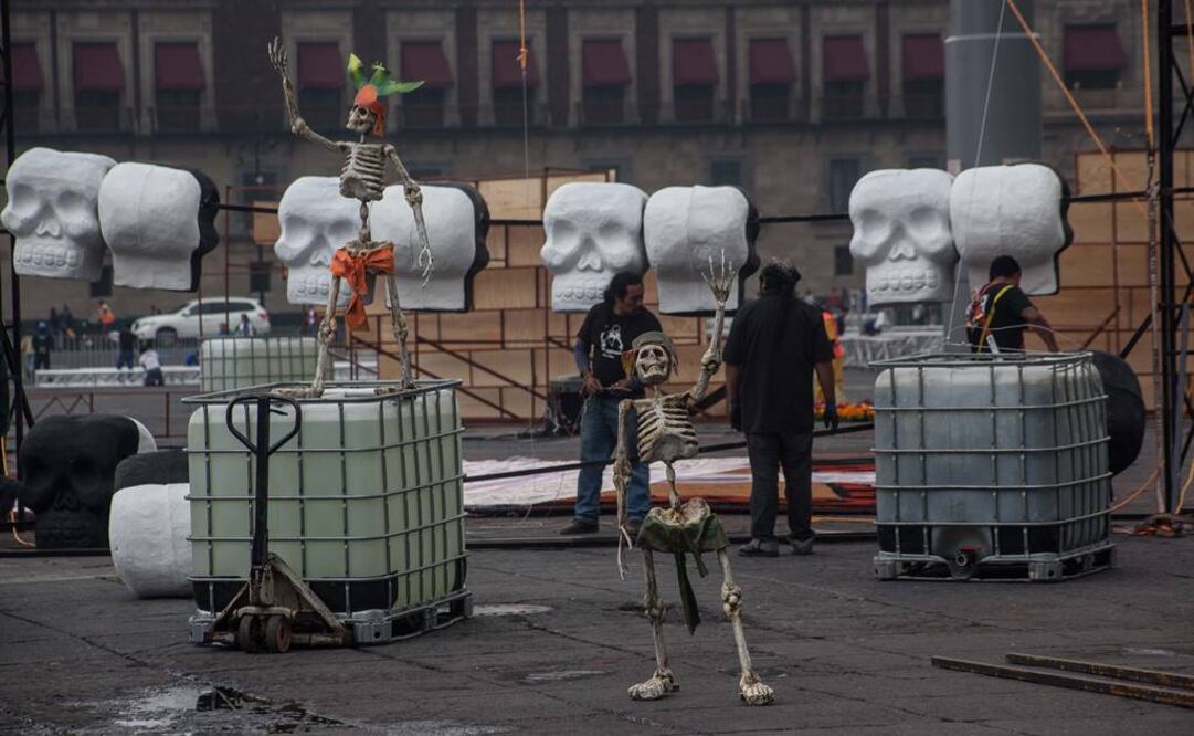 Su instalación ha implicado una faena de 24 horas para hacer en menos de cinco días esta pieza que incluirá altares, gigantescos tzompantlis en blanco y negro y coloridos tapetes de aserrín. FOTO: Germán Espinosa/EL UNIVERSAL.