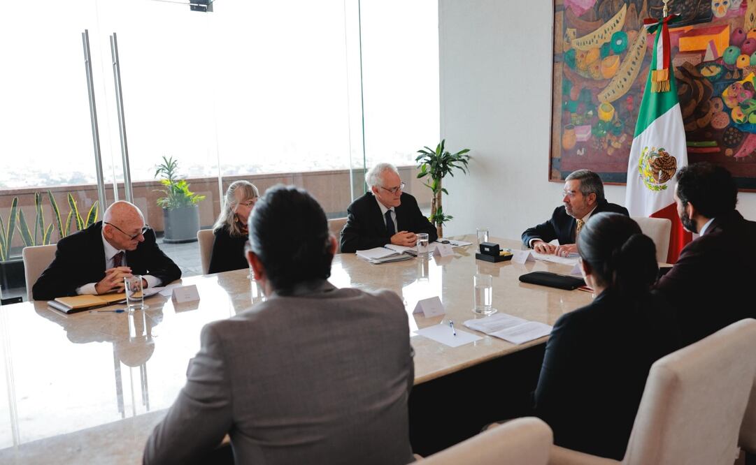 Víctimas y activistas estadounidenses contra la violencia por armas de fuego reconocieron al Gobierno de México las denuncias contra las armadoras estadounidenses. Foto: SRE