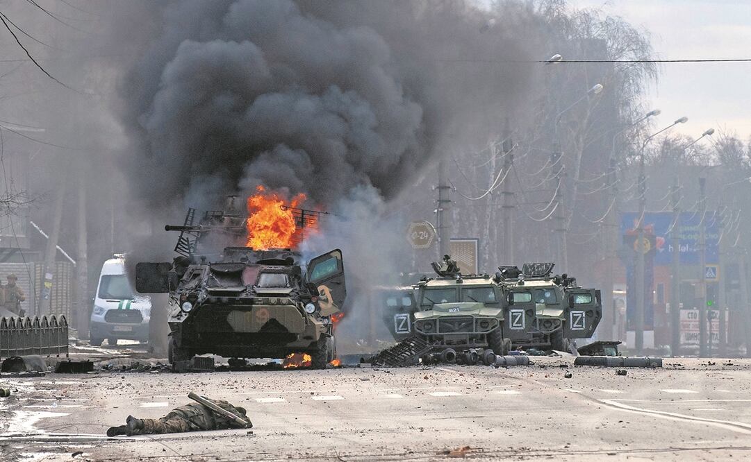 Vehículos blindados de transporte destruidos después de los combates en Kharkiv. El alcalde Oleg Sinegubov dijo que la ciudad estaba bajo el control de Ucrania, luego de que se intensificaran las batallas contra tropas rusas. Foto: Marienko Andrew/AP