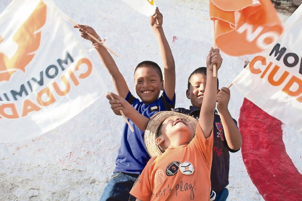 Niños en un acto de campaña de Raúl Mejía, de Movimiento Ciudadano, quien pidió a los demás candidatos presentar su 3 de 3. (TOMADA DE FACEBOOK DE RAÚL MEJÍA)